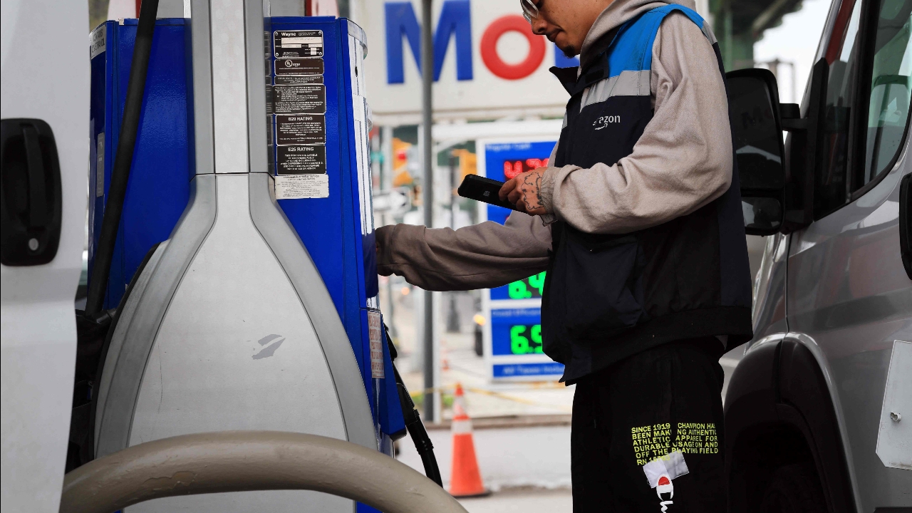 ราคาน้ำมันดิบโลกพุ่งทะลุ 110 ดอลลาร์ครั้งแรกในรอบ 3 สัปดาห์