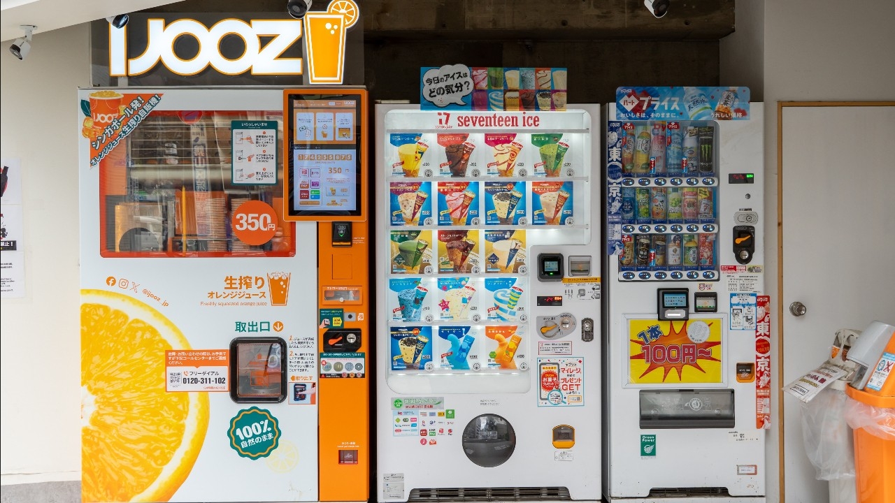 หนุ่มฝรั่งเศสเลียหลอดน้ำส้มในตู้กดน้ำสิงคโปร์ เจอโทษหนักจำคุกสูงสุด 2 ปี