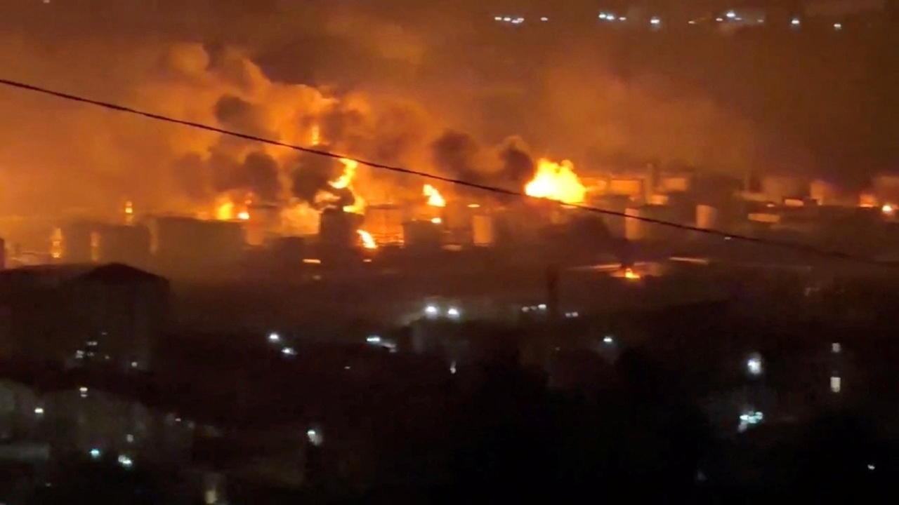 ยูเครนโจมตีโรงกลั่นน้ำมันรัสเซียครั้งที่ 3 จนต้องสั่งอพยพผู้คน