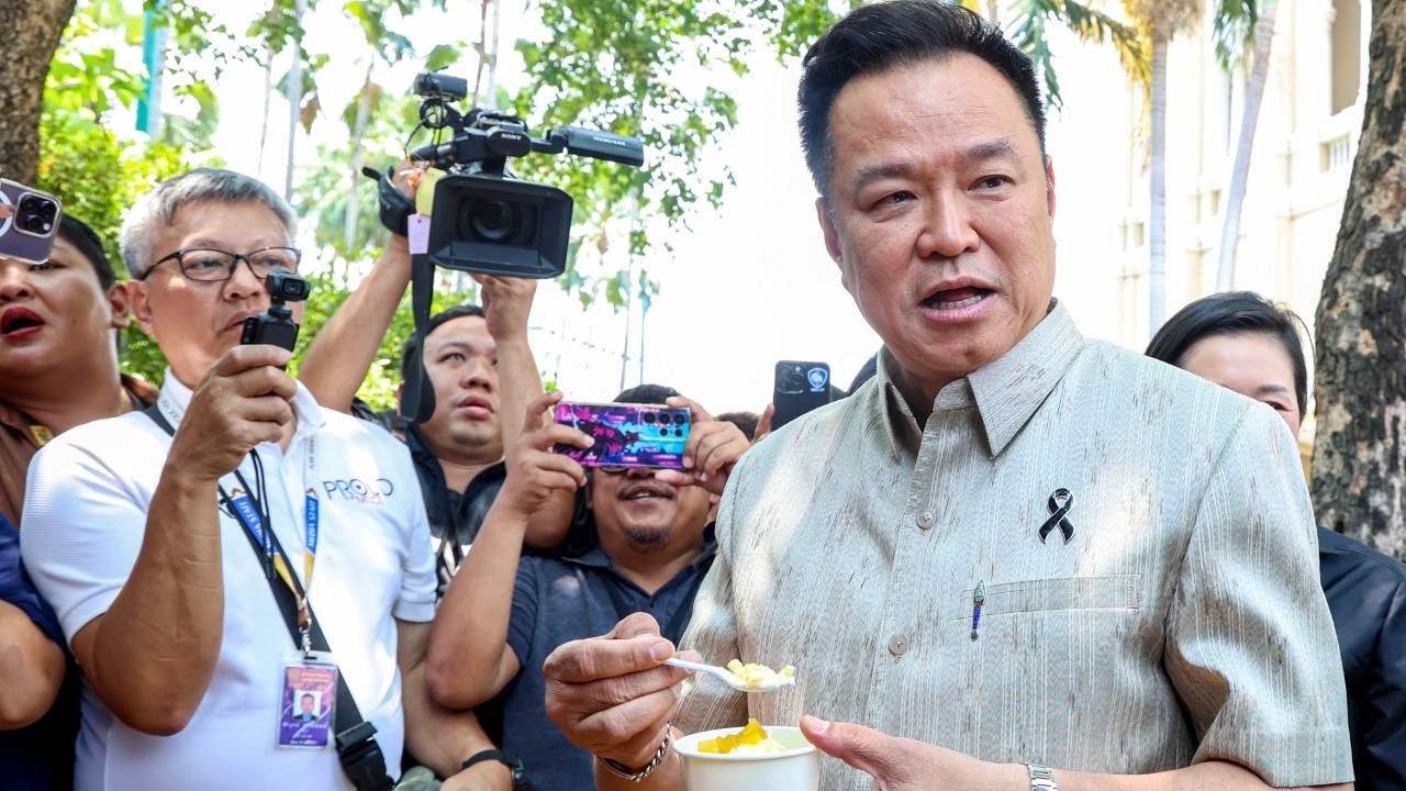 “อนุทิน” แวะรังนกกระจอกทักทายสื่อทำเนียบรัฐบาล แวะชงชาเขียว โชว์ผู้นำรักษ์โลกเดินทิ้งขยะเอง