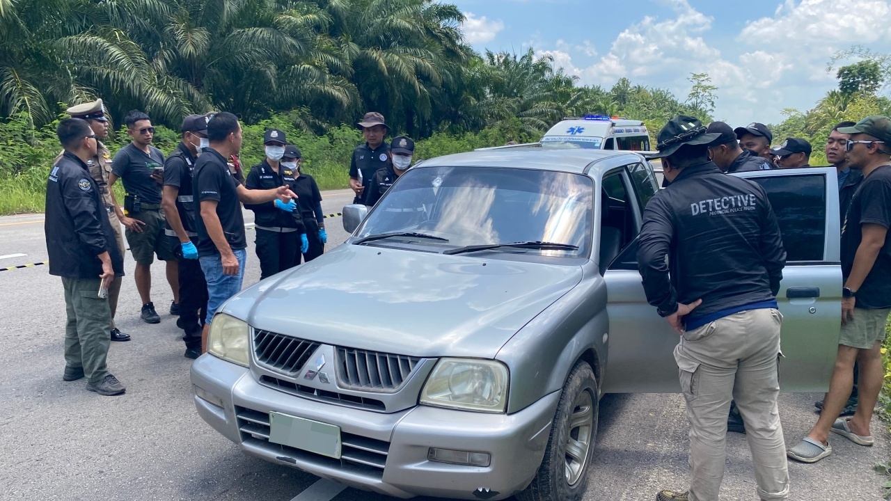 พบศพ "หนุ่มสวนปาล์ม" ถูกยิงดับคากระบะจอดริมถนน จ.กระบี่ ตำรวจเร่งหาเบาะแสคนร้าย