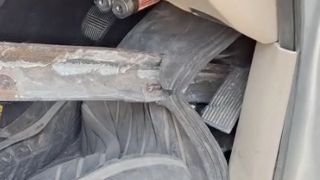 สยอง รถเสียหลักตกร่องข้างถนน เหล็กฉากเสียบทะลุท้องคนขับดับ