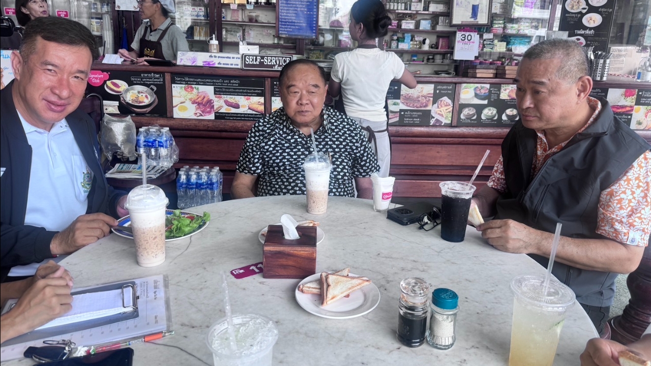 "ลุงป้อม" บุกย่านวิสุทธิ์กษัตรตระเวนชิมเนื้อ "ไร้เทียมทาน" ปลื้มพะโล้ 