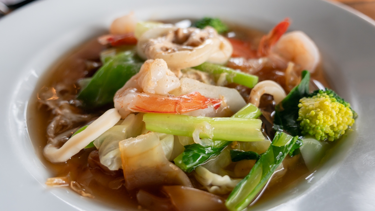 แจกวิธีทำราดหน้าทะเล สูตรอร่อย เนื้อนุ่ม ผักกรอบอร่อย ทำกินเองได้ง่ายๆ