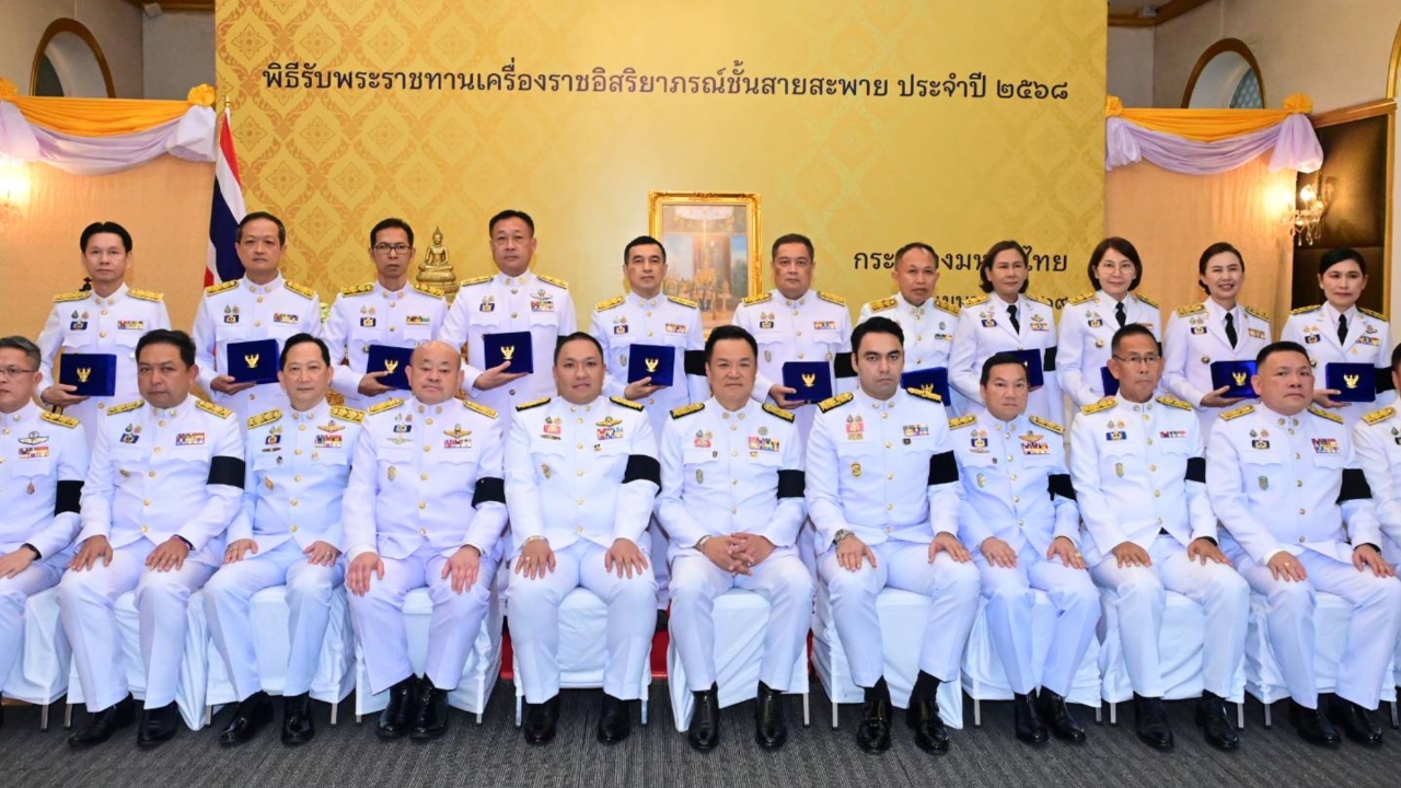 นายกฯ  เป็นประธานพิธีรับพระราชทานเครื่องราชฯ เชิดชูเกียรติข้าราชการมหาดไทย