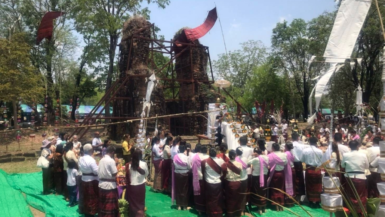 ศรัทธาไม่ถอย คนแห่ร่วมบวงสรวง “ปราสาทมีชัย” ลุ้นเลขธูปเสี่ยงโชค 2/5/69