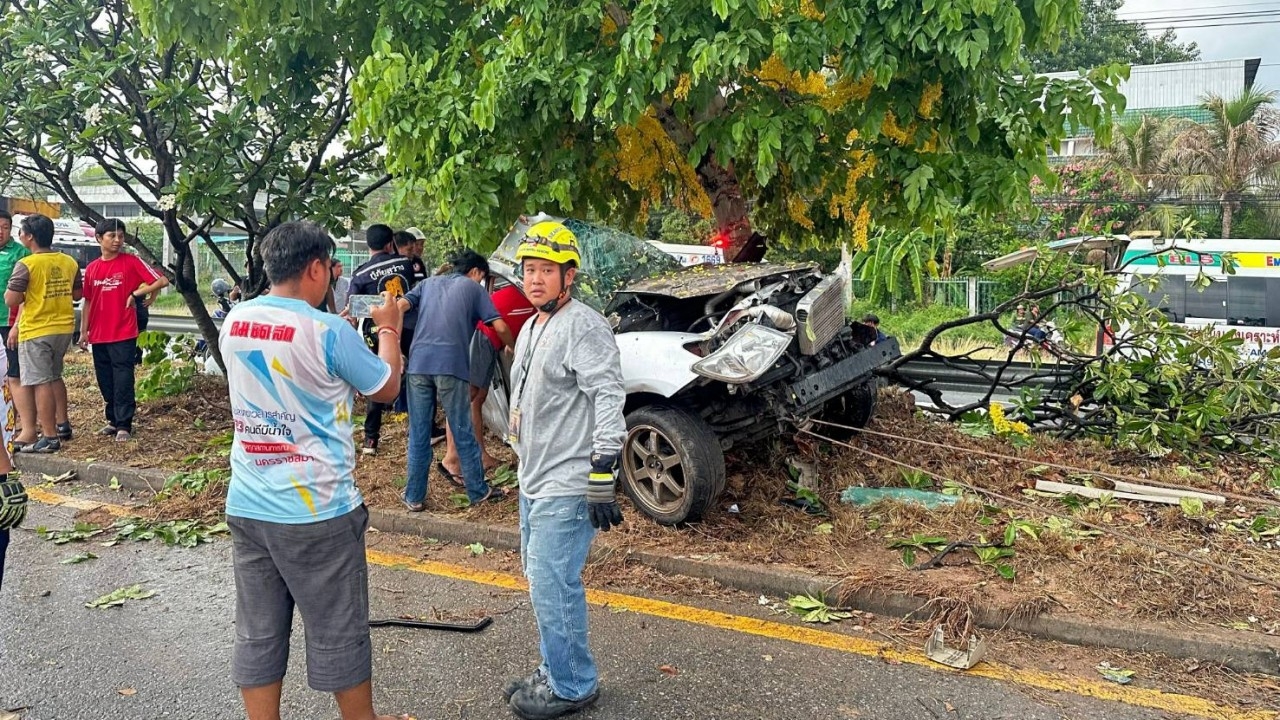 สุดสะเทือนใจ รถชนต้นไม้ดับ 2 หนูน้อยบาดเจ็บ ถามกู้ภัย "พ่อแม่หนูตายหรือยัง"