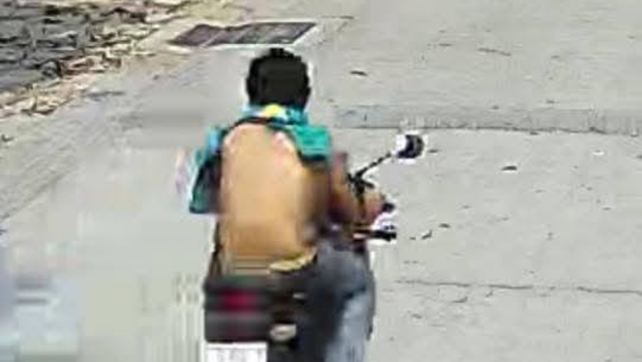 ลูกคลั่ง มีดแทงพ่อดับ ก่อนซิ่ง จยย. หนี แม่เผยเพิ่งพาสามีไปทำบุญวันเกิด