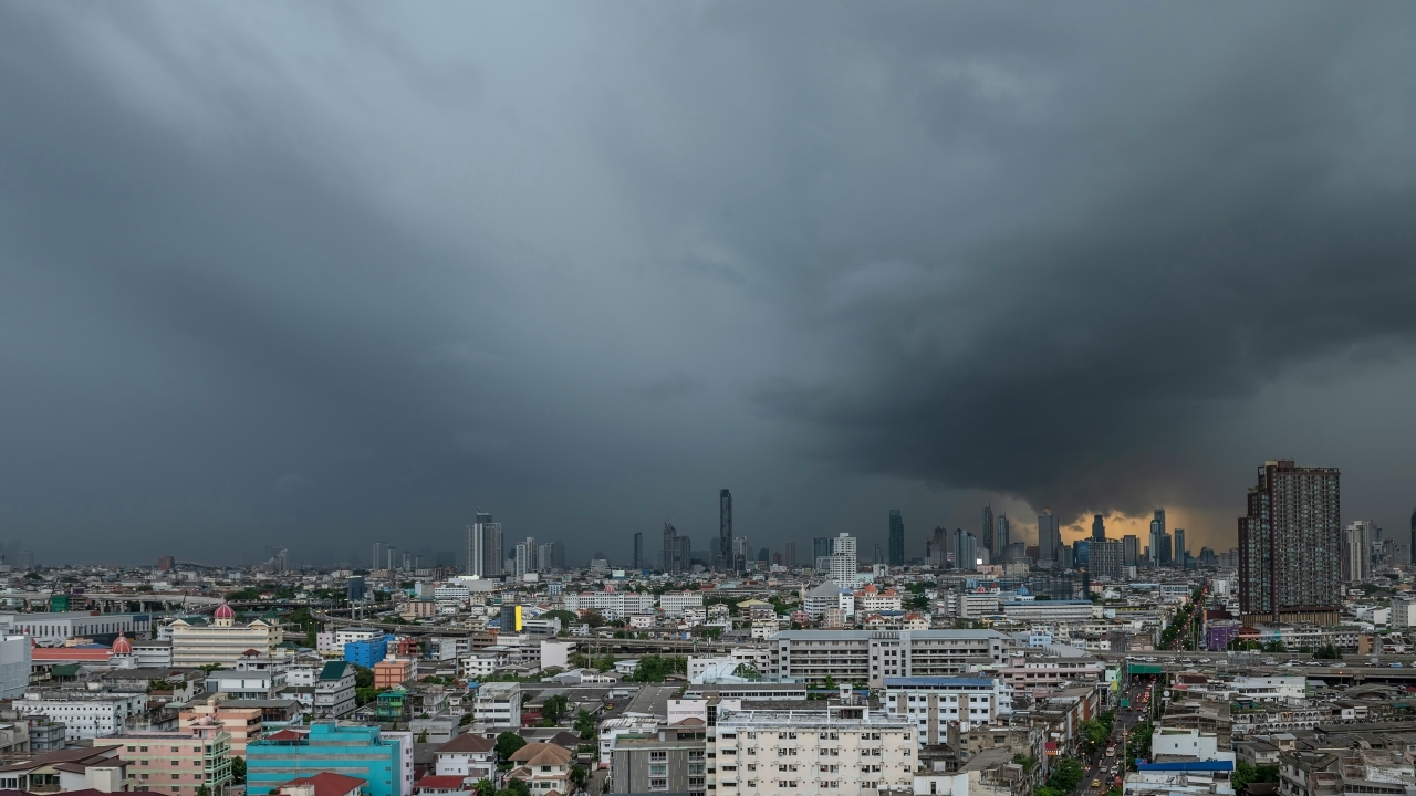 กทม. เตือนระวัง "พายุฤดูร้อน" 23-25 เม.ย. 69 ฝนตกหนัก ลมแรง