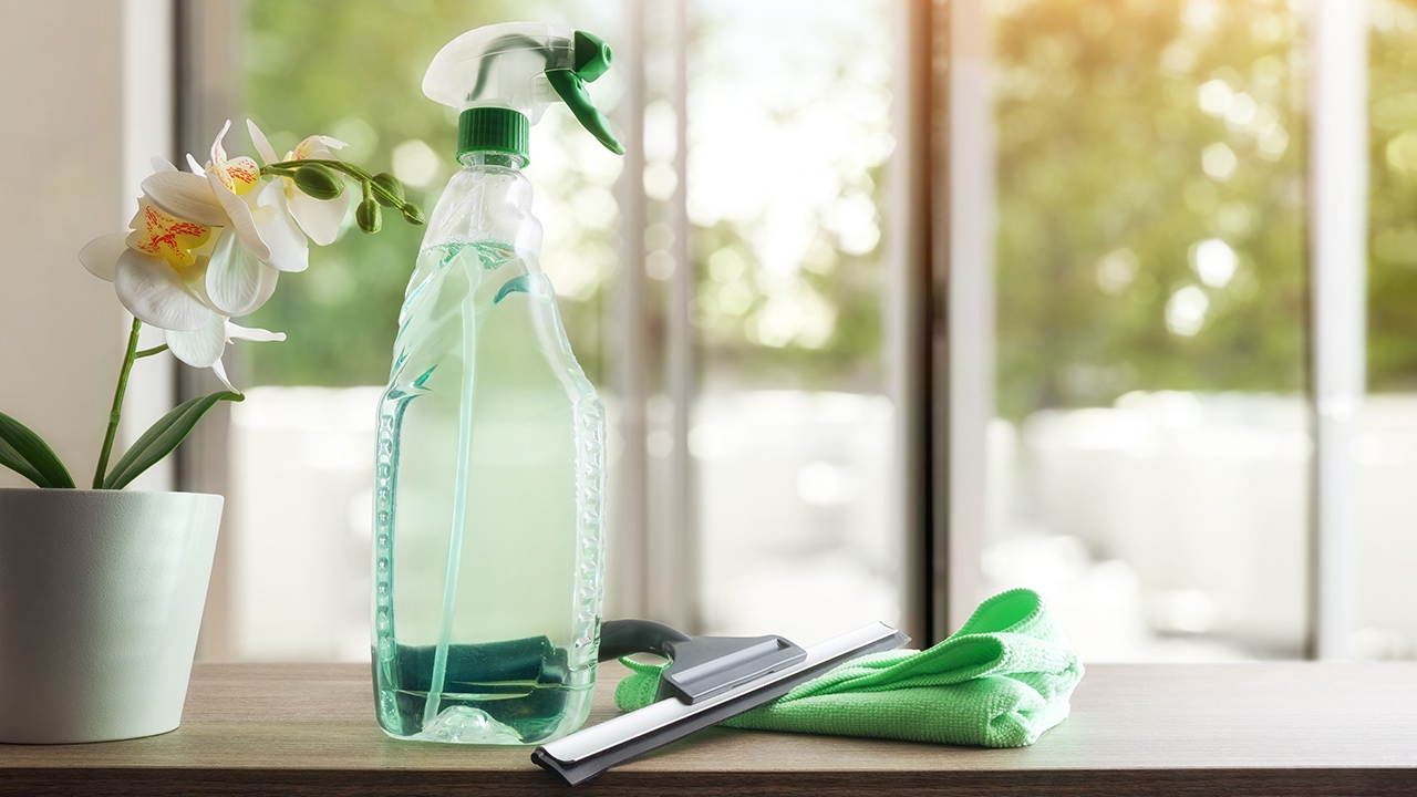 แจก 4 วิธีเช็ดกระจกให้ใสปิ๊ง ไร้คราบกวนใจ ด้วยเทคนิคที่ทำเองง่ายๆ