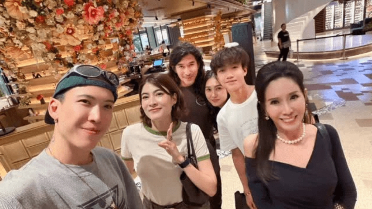เปิดภาพ อาภัสรา หงสกุล และลูกชายทั้ง 2 คน แต่คนพากันโฟกัส คุณย่าปุ๊ก ยังสวยอมตะ