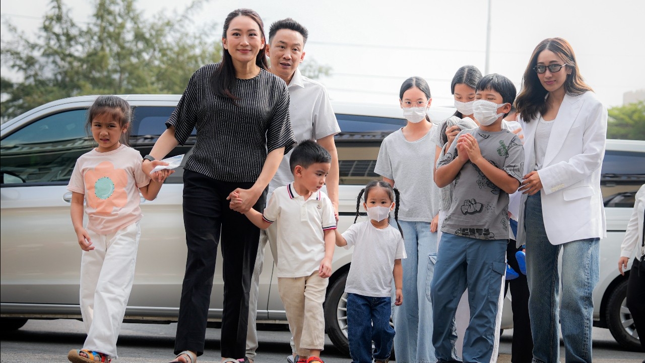 3 พี่น้องชินวัตรขนหลานเยี่ยม "ทักษิณ" ถึงเรือนจำ นับถอยหลัง 18 วันพักโทษ