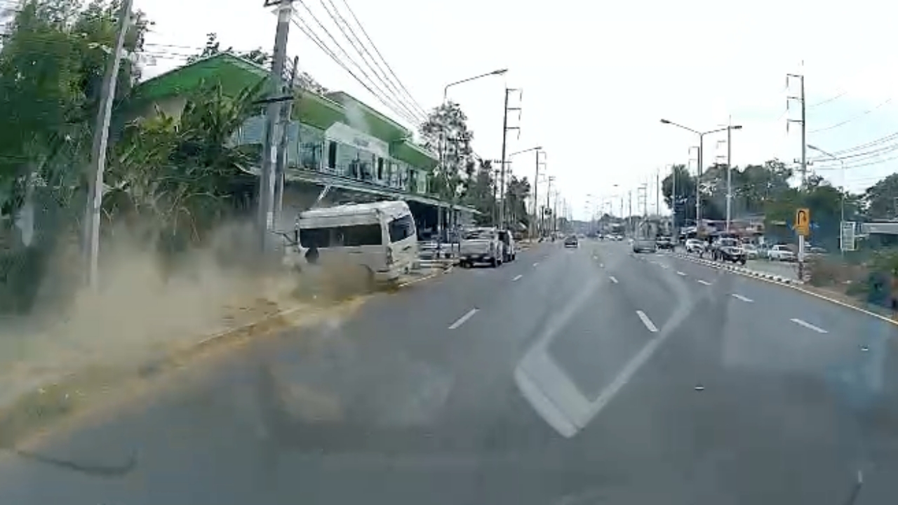 นาทีเกิดเหตุ รถตู้รีเฟอร์ รพ.กันทรารมย์ เสียหลักชนเสาไฟฟ้า พยาบาลอาการสาหัส