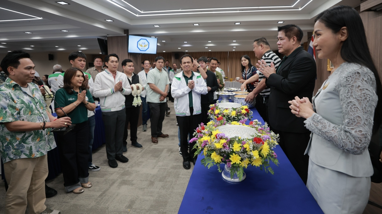 สส.กล้าธรรม รดน้ำขอพร “ธรรมนัส-นฤมล” ยัน สถานะไหนก็ทำงานเพื่อประชาชนเต็มที่