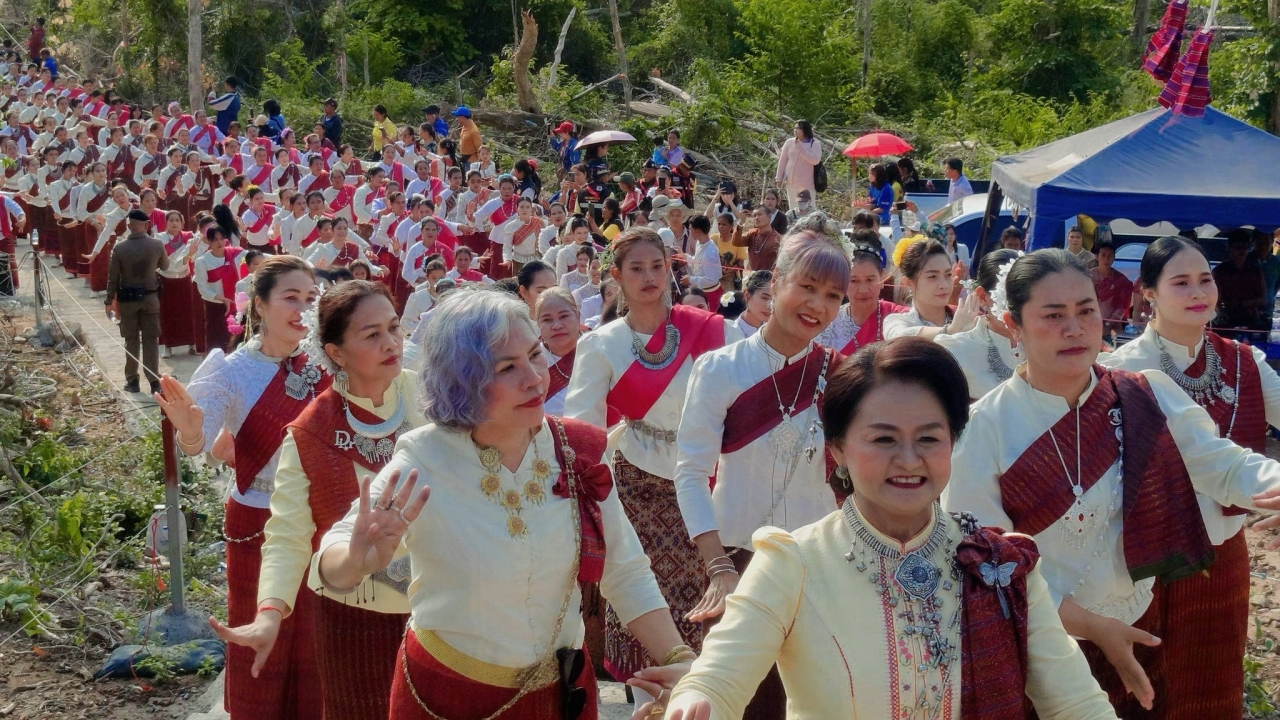 ยิ่งใหญ่ รำบวงสรวง "ปราสาทตาควาย" วางพวงมาลาอนุสาวรีย์วีรบุรุษ