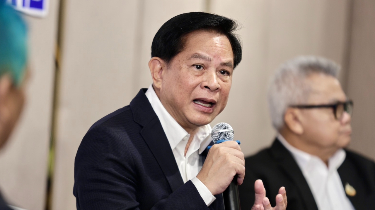 “พีระพันธุ์” ชี้ทางรอดวิกฤตพลังงานไทย ชงรัฐซื้อโรงกลั่นคุมราคาน้ำมัน ลดภาระประชาชน