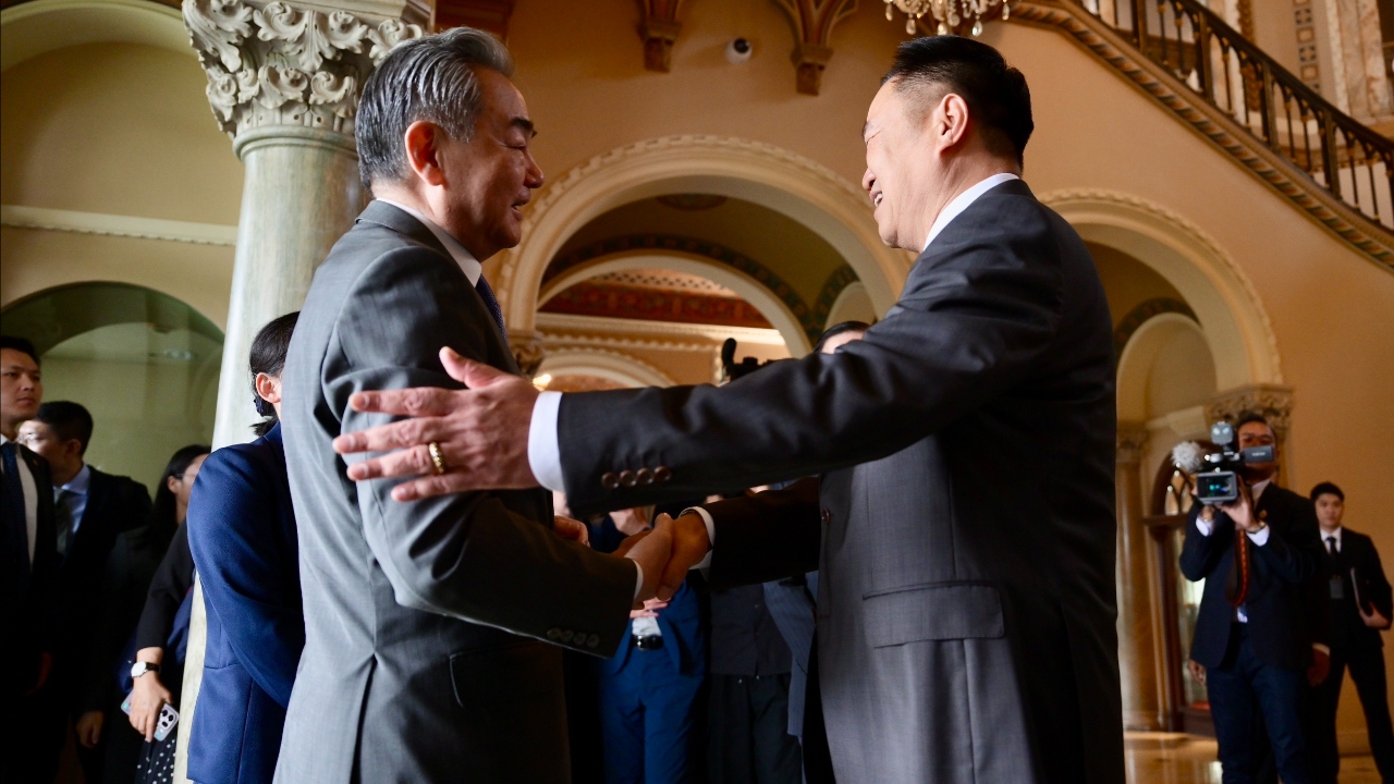 “อนุทิน” ซิ่งรถไฟฟ้าโชว์ “หวัง อี้” หลังถกเครียด 1 ชม. เสิร์ฟทุเรียน-ข้าวหลามกระชับมิตร