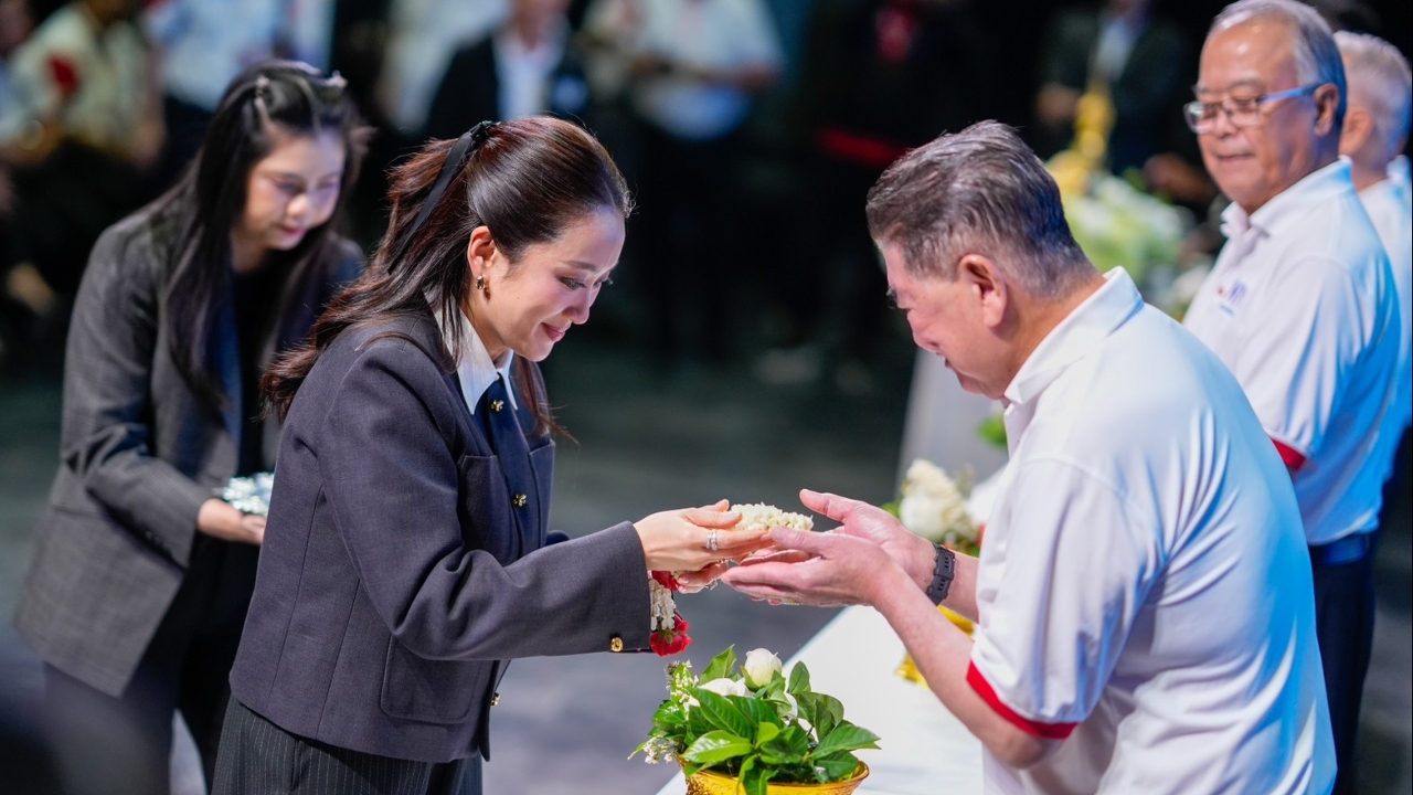 “เพื่อไทย” ชื่นมื่น “อิ๊งค์” นำทีมสมาชิกพรรค รดน้ำดำหัวผู้อาวุโส