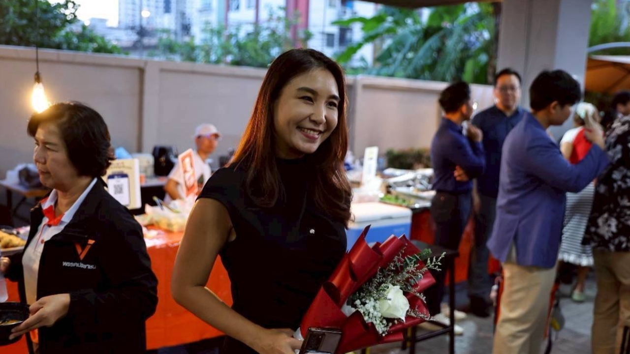 ปชน. ดีใจไม่ถูกศาลสั่งหยุดปฏิบัติหน้าที่ “ศิริกัญญา” รีบบอกกองเชียร์ “ยังไม่ยุบพรรคค่ะ”