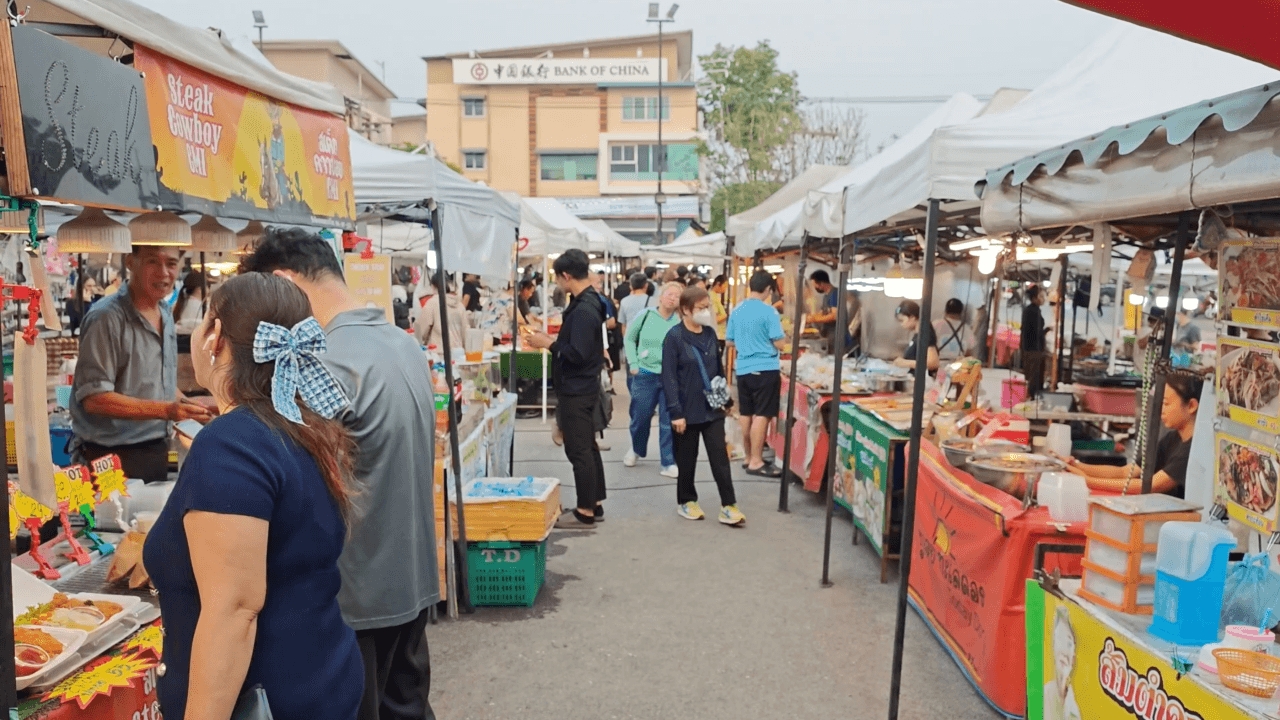 ตลาดนัดคึกคัก รับข่าวดี "คนละครึ่งพลัส" แม่ค้าบอกรอโครงการนี้มานานแล้ว