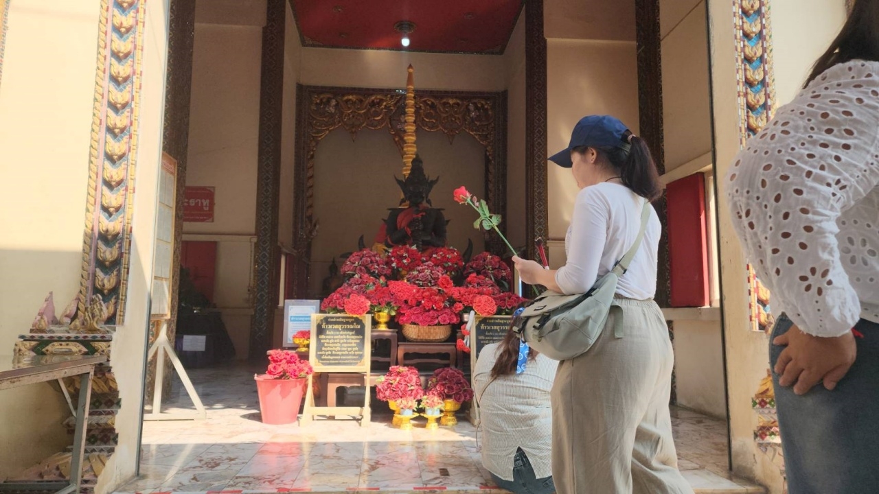 พนักงานทัวร์พา นทท. ทำบุญวัดหลวงพ่อสมหวัง ไม่ลืมขอ "เลขเด็ด" ท้าวเวสฯ ไปลุ้นโชค