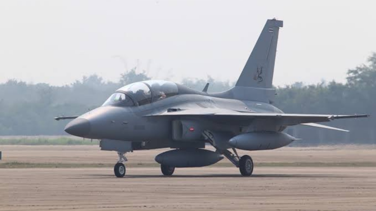 เกิดเหตุระทึก เครื่องบิน T-50TH ของ ทอ. ไถลออกนอกรันเวย์ ขณะลงจอดกองบิน 1