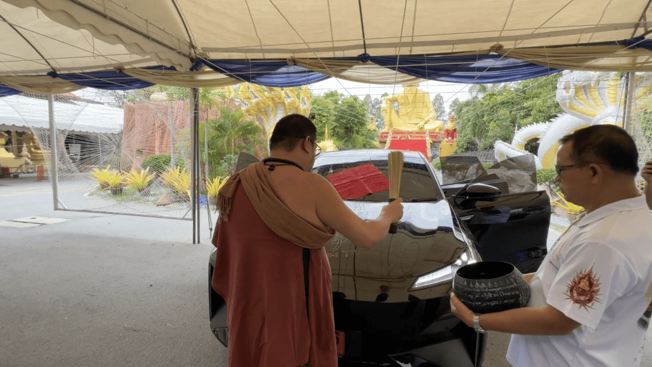 นักธุรกิจจีน นำรถป้ายแดงมาเจิมที่อาศรมฤาษีเณร คอหวยไม่ลืมส่องเลขทะเบียนลุ้นโชค