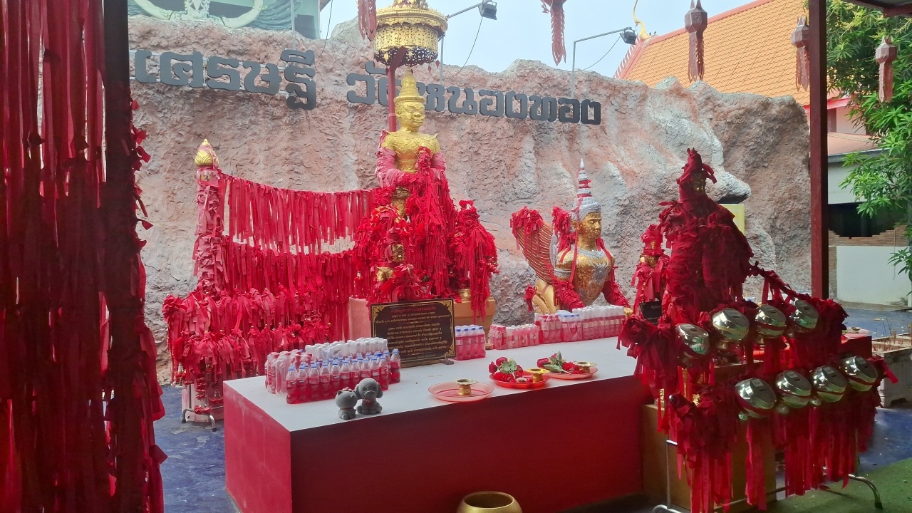 ชาวบ้านแห่ส่อง "เลขเด็ดงวดนี้" จากธูปมงคล "ท้าวเวสสุวรรณ" ไปเสี่ยงโชค 2/5/69