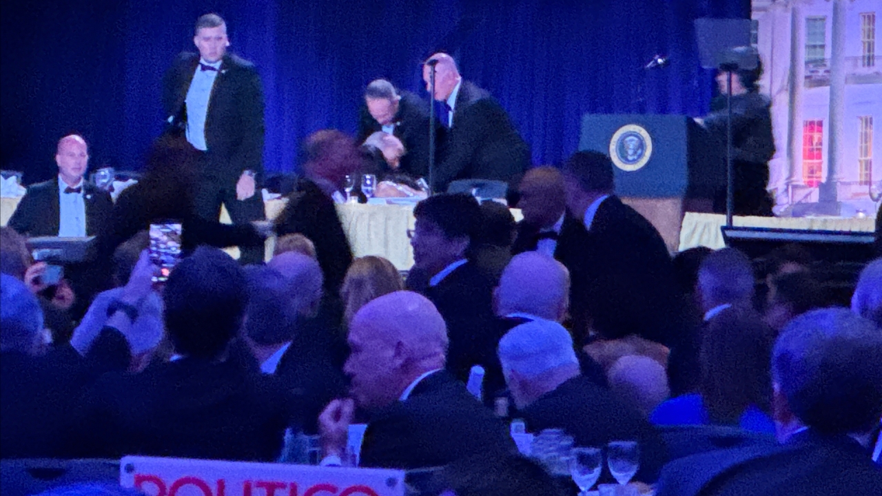 ทรัมป์อพยพจากงานดินเนอร์ทำเนียบขาว หลังเกิดเสียงดังคล้ายปืน