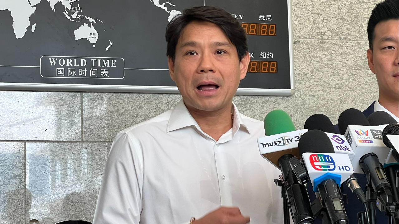 “ด้อมส้ม” หอบยันต์ชนะมาร รุ่นประชาชน - ส้มใส่กล่องมอบ “เท้ง - จ้อน” เจ้าตัวขำ 