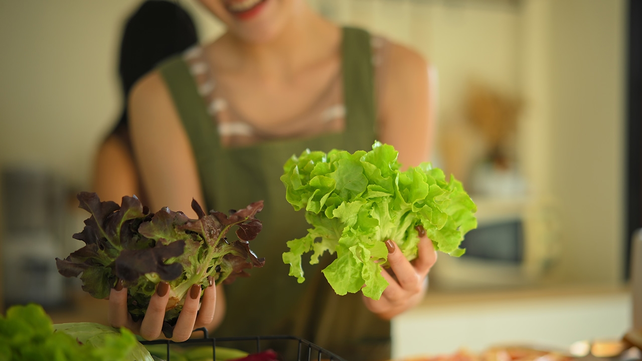 สายคลีนต้องรู้ เคล็ดลับง่ายๆ เก็บผักสลัดในตู้เย็นให้อยู่ได้นาน สดกรอบเหมือนเพิ่งซื้อ