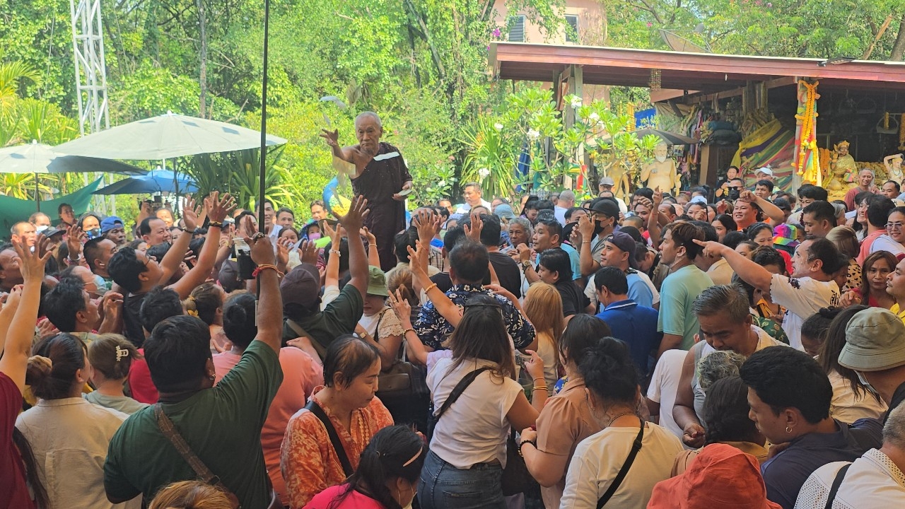 คอหวยแห่ส่อง “เลขเด็ด” หลวงพ่อแป๊ะ จัดพิธีสรงน้ำพระ คนแน่นวัดสว่างอารมณ์