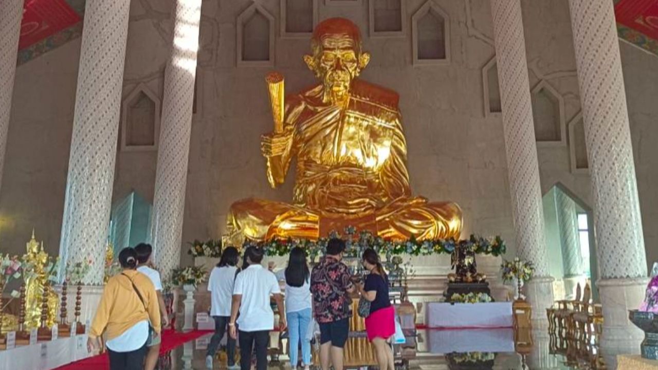เคล็ดลับบูชา "หลวงพ่อรวย" เกจิดังแห่งวัดตะโก พร้อมบทสวดมหาลาภ เสริมความปังให้ชีวิต