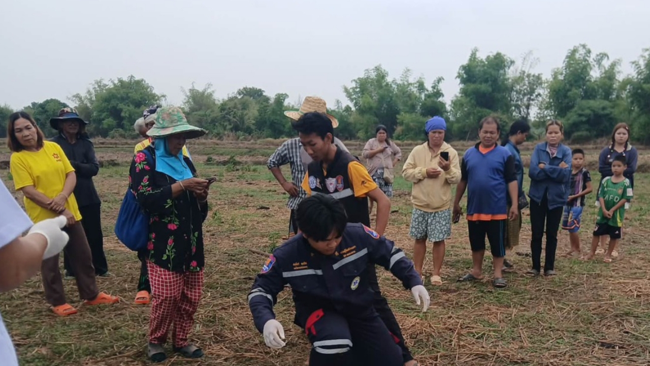 หญิงวัย 40 ปี ขี่รถจักรยานยนต์มาแก้เชือกล่ามวัวกลางทุ่งนา สลดโดนฟ้าผ่าเสียชีวิต