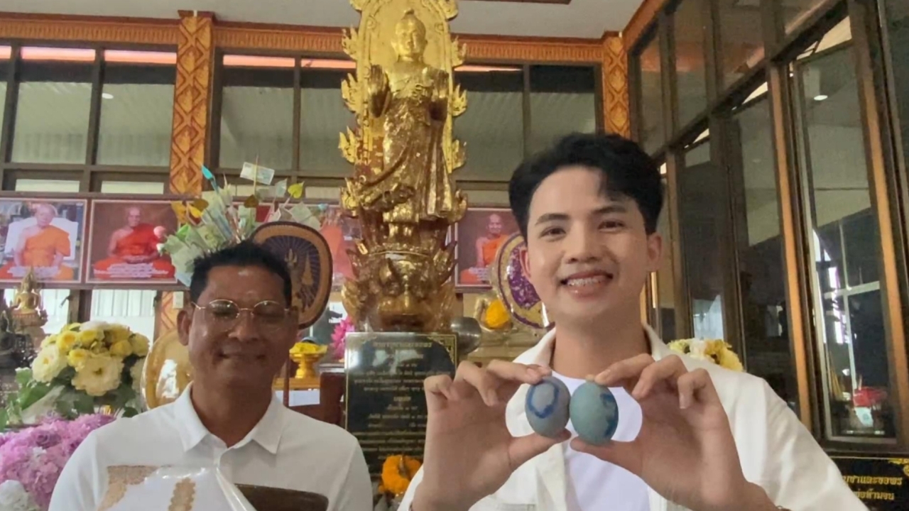 ส่องเลขเด็ด นักร้องหนุ่มหมอลำล้วงไหเสี่ยงโชค พิธีเททองหล่อ “หลวงพ่อห้ามจน”