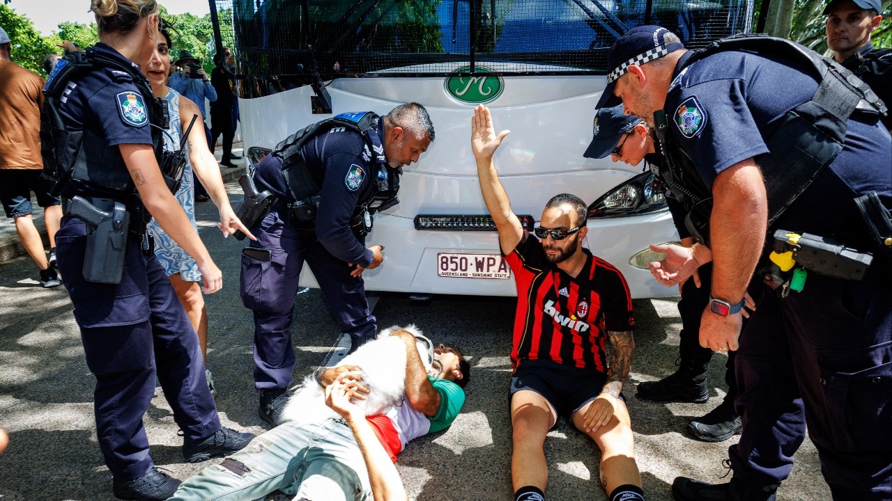 ม็อบออสเตรเลียขวางรถบัส ค้านส่งตัว "ทีมฟุตบอลหญิงอิหร่าน" กลับประเทศ หวั่นเผชิญความรุนแรง