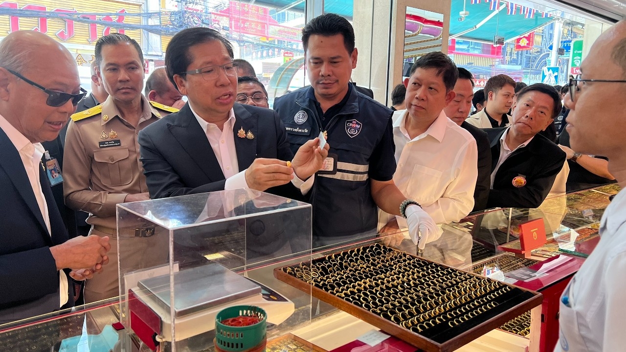 “สันติ” นำ สคบ. ตรวจสอบร้านทอง ย้ำทุกร้านทองห้ามปิดร้าน - ติดป้ายฉลากแจ้งราคาให้ชัดเจน