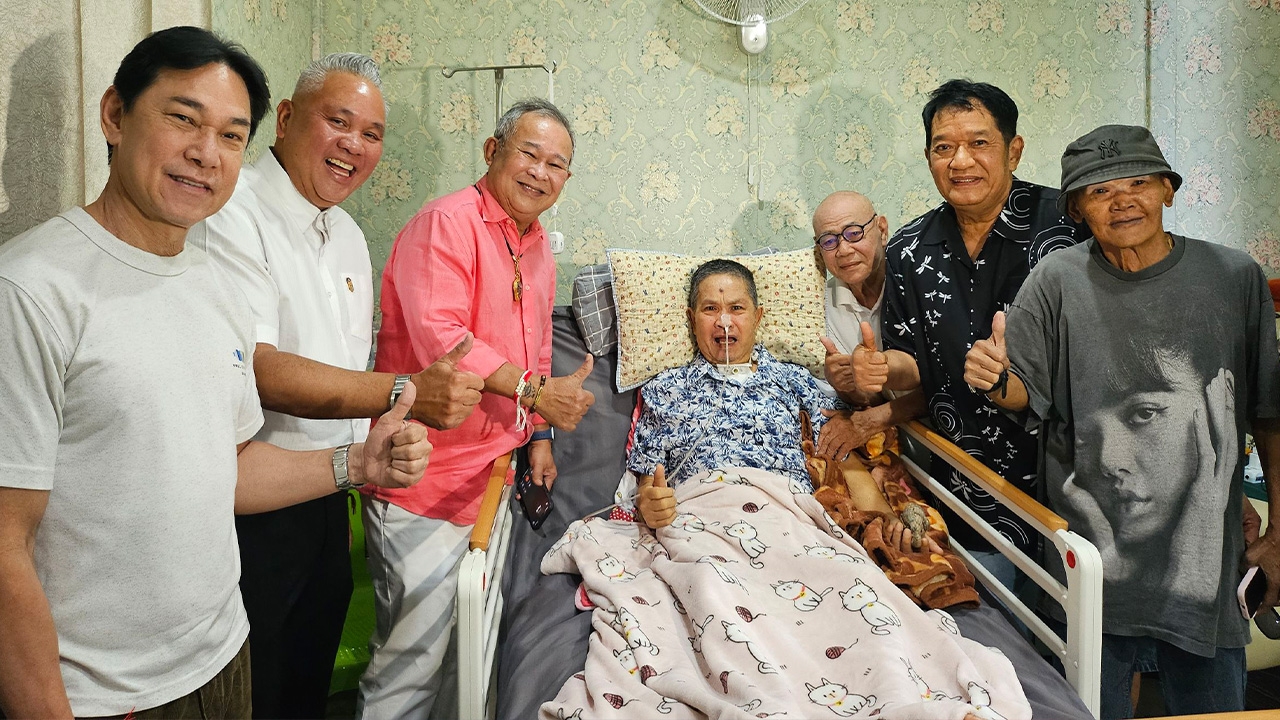 เปิดภาพ เด๋อ ดอกสะเดา ยิ้มออกแล้ว หลังเพื่อนตลกดังไปเยี่ยม 