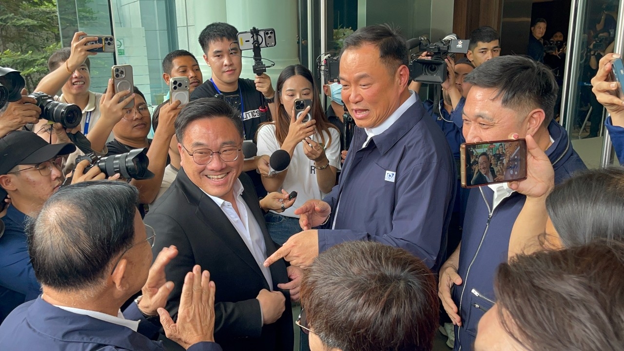 เพื่อไทยมาส่งโผ "อนุทิน" หยอดหวาน “หนูมารอหนิมตั้งนาน” ก่อนสวมกอดชื่นมื่น