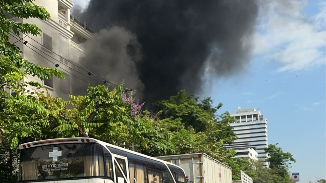 ​ไฟไหม้ห้องเก็บถังน้ำมัน ใกล้สภากาชาดไทย คุมเพลิงได้แล้ว ไม่มีผู้บาดเจ็บ