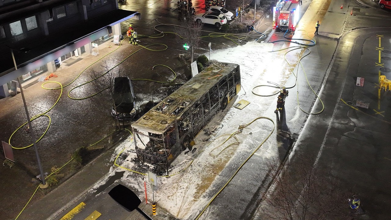 รถบัสไฟไหม้กลางเมืองในสวิตเซอร์แลนด์ ดับอย่างน้อย 6 ศพ ตร.ชี้อาจเป็นเหตุจงใจจุดไฟ