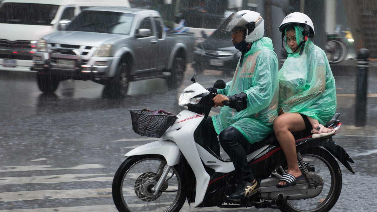 เตือน “พายุฤดูร้อน” ฉบับ 3 เช็กรายชื่อจังหวัดรับมือฝนกระหน่ำ กระทบถึง 13 มี.ค. 69