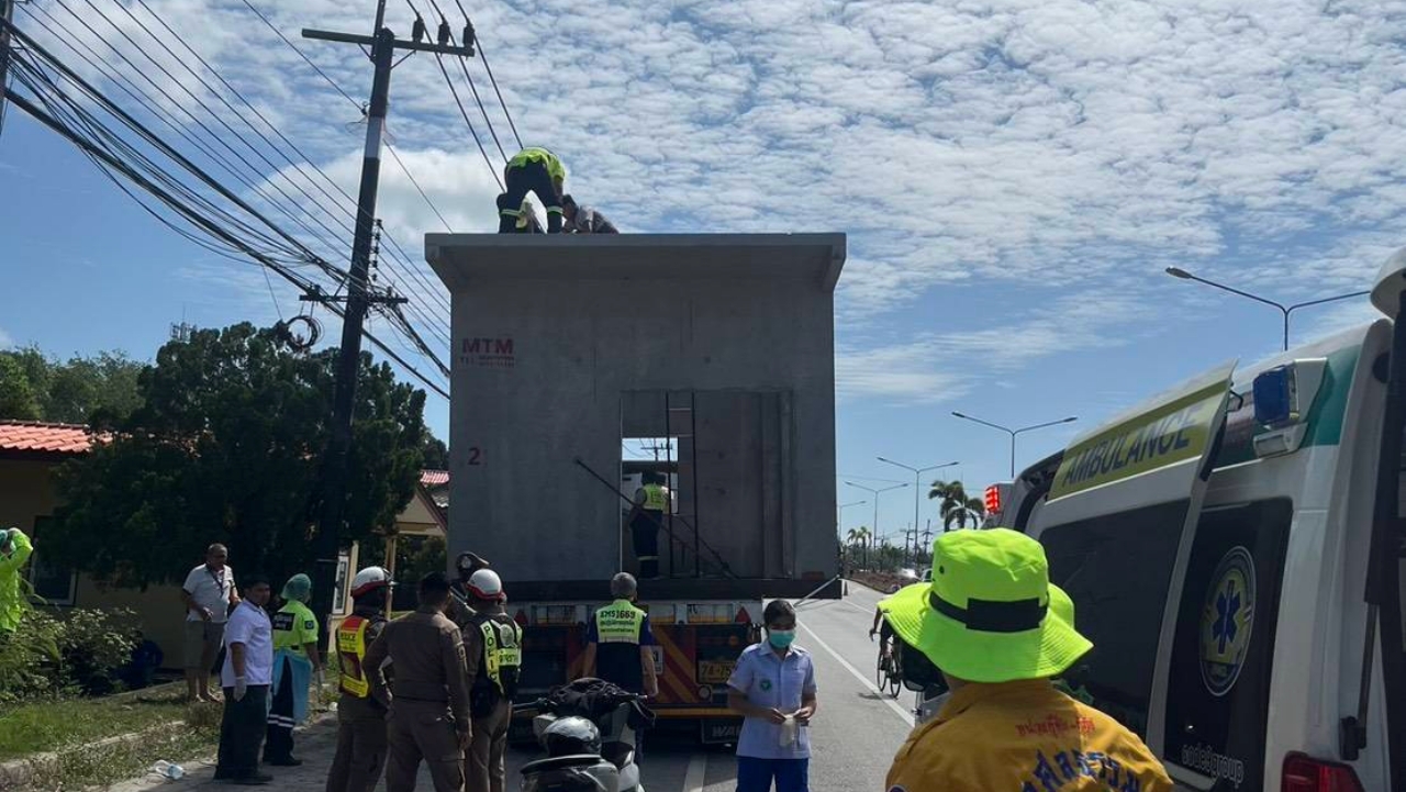 รถบรรทุกบ้านน็อคดาวน์ ชนขอบสะพานลอย คนงาน ดับ 2 หัวกระแทก-พลัดตกจากรถ