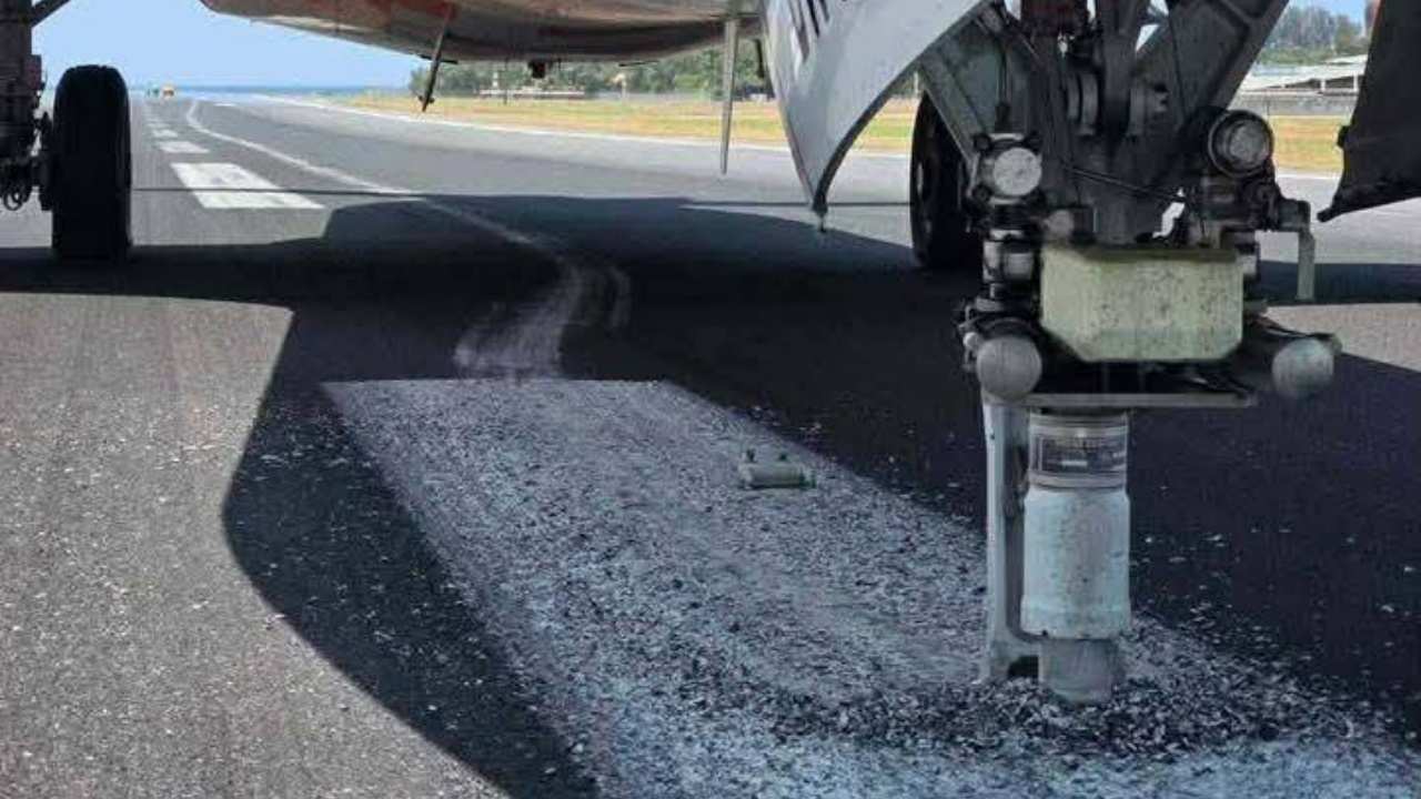 ระทึก "เครื่องบินอินเดีย" เมนเกียร์ล้อหน้าหัก เครื่องไถลครูดรันเวย์ภูเก็ต