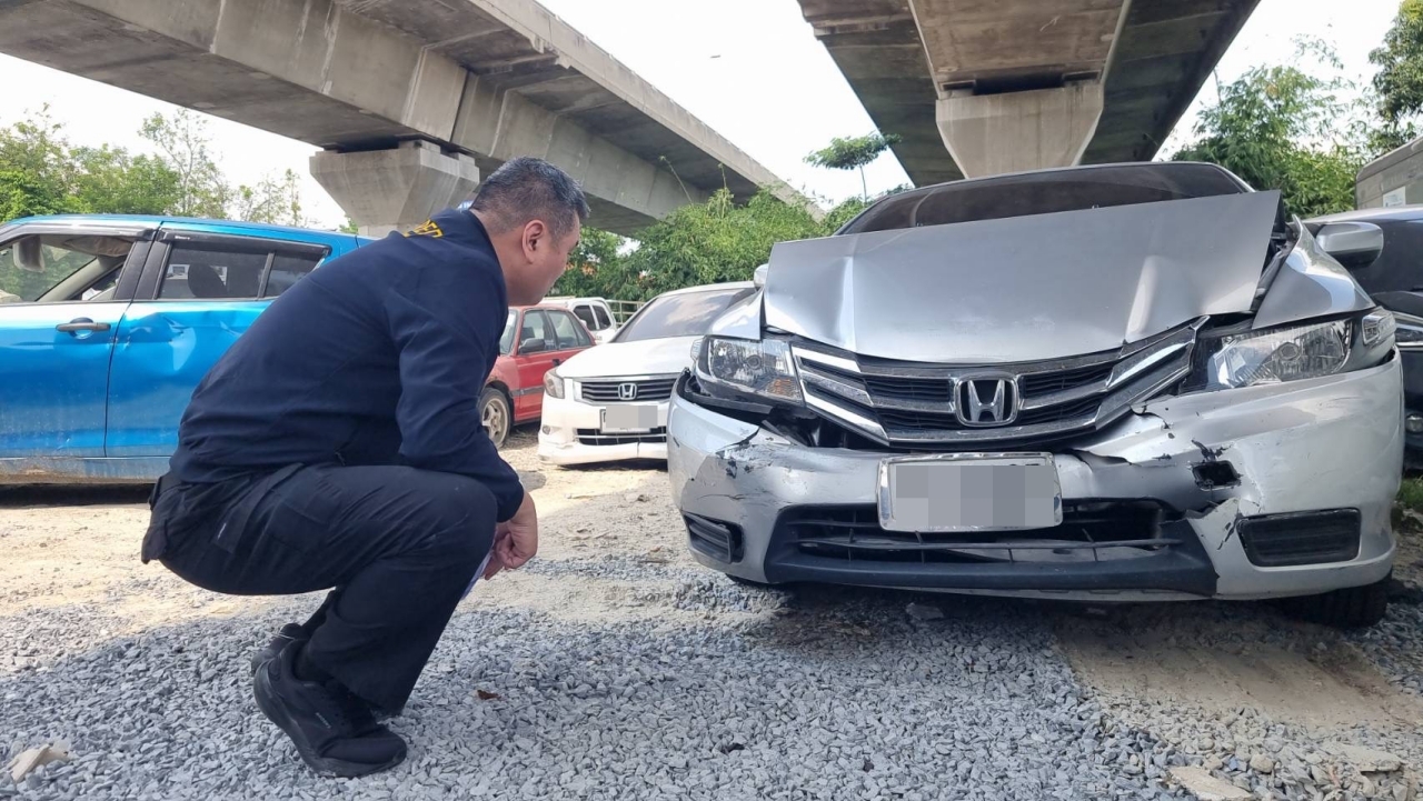 ที่แท้ชนแล้วหนี รุ่นพี่สาวยืมเก๋งไปขับ เอามาคืนสภาพพัง มีคราบเลือด คู่กรณีแจ้งความแล้ว