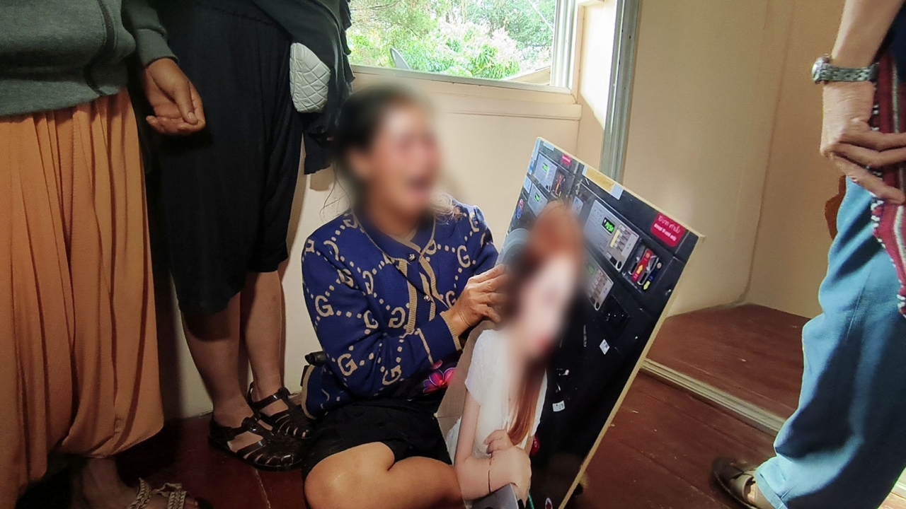 แม่ร่ำไห้ กอดรูป “น้องแพรว” ทำพิธีสวดถอนวิญญาณ ก่อนเคลื่อนร่างไปฌาปนกิจ