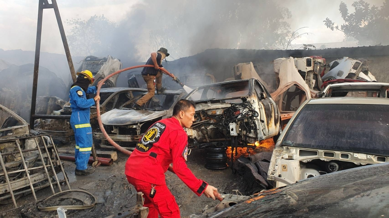 สะเก็ดไฟเชื่อมเหล็ก ทำไฟไหม้ซากรถยนต์ ในอู่ที่ชลบุรี เสียหายกว่า 50 คัน