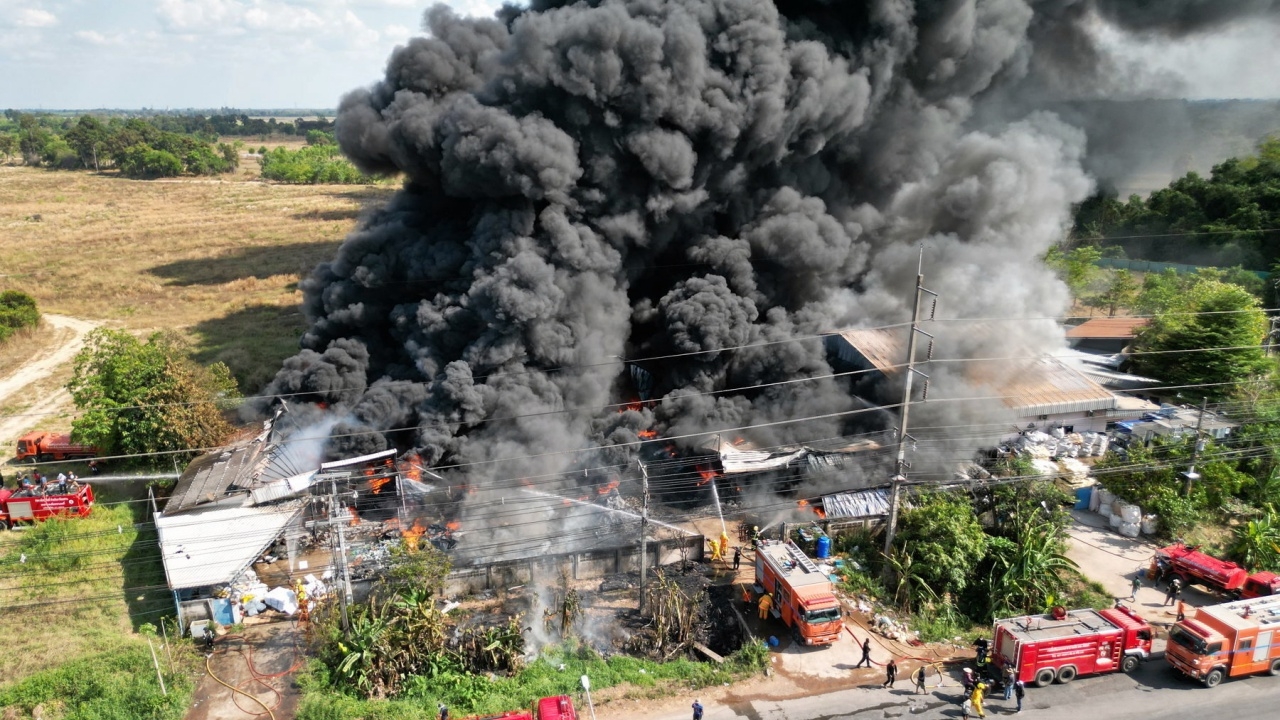 ควันดำพวยพุ่ง "ไฟไหม้โรงงาน" ใกล้ปั๊มน้ำมันที่ จ.ปราจีนบุรี ยังคุมเพลิงไม่ได้