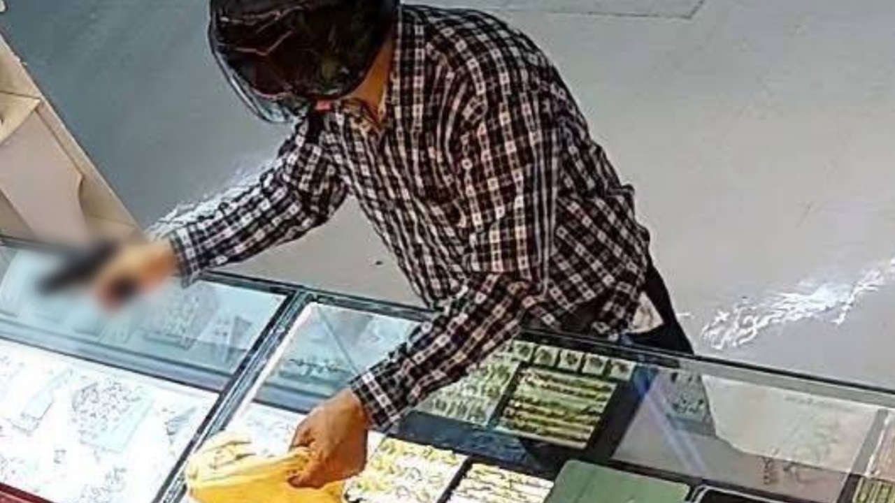 ล่าตัว ชายควงปืนบุกเดี่ยว ชิงทองกว่า 3 ล้านในห้างดังนครปฐม หลบหนี