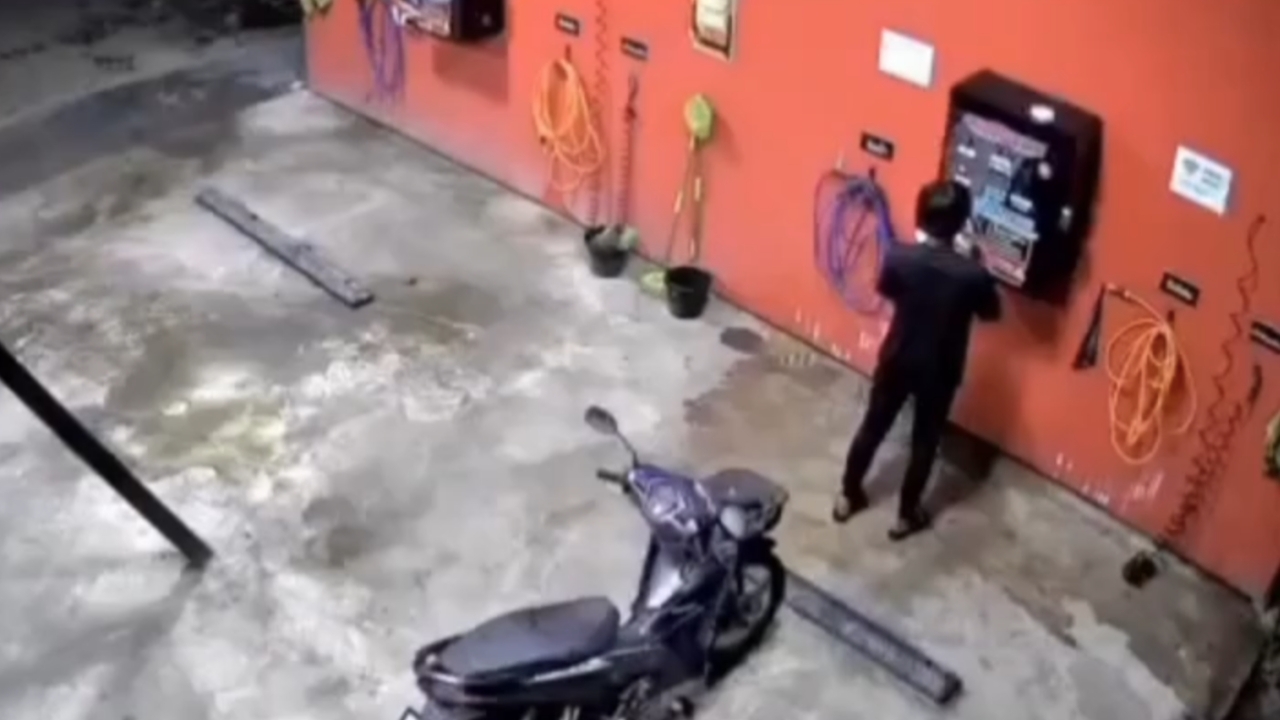 หนุ่มป่วยจิตเวชคลั่ง บุกฟัน 2 แม่ลูกเลือดอาบ ก่อนหนีไปล้างตัวคาร์แคร์